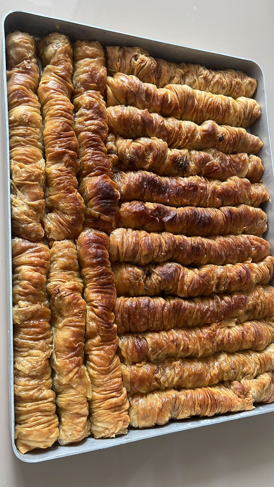 Tepside dizilmiş cevizli burma baklava
